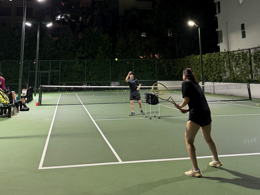 An intermediate group class rallying at the net